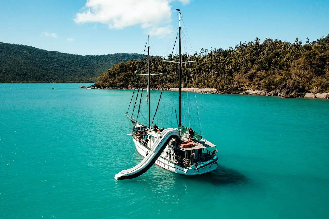 Backpacker multi-day beach tour Queensland