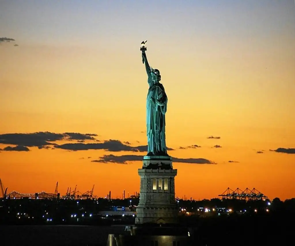 Brooklyn Bridge, Statue of Liberty and Manhattan Guided Walking Experience