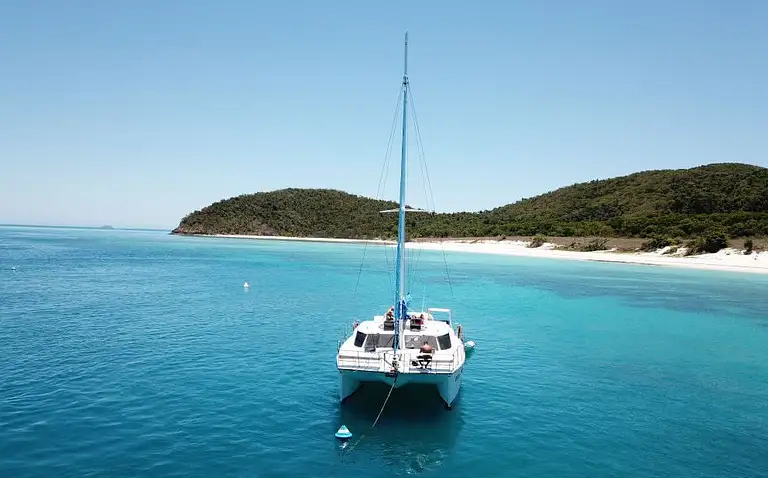 Whitsunday sailing tour with stunning island views