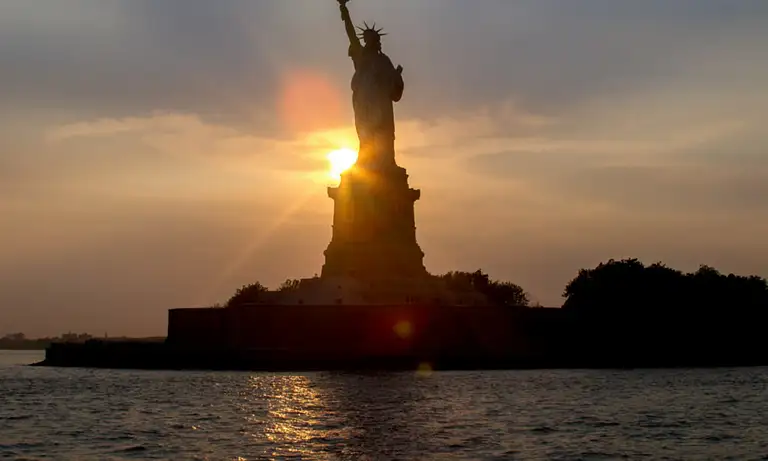 new-york-harbor-boat-tour-brooklyn-bridge-lights.jpg