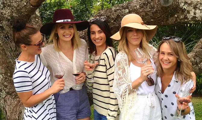 vino-bus-wine-tour-girls